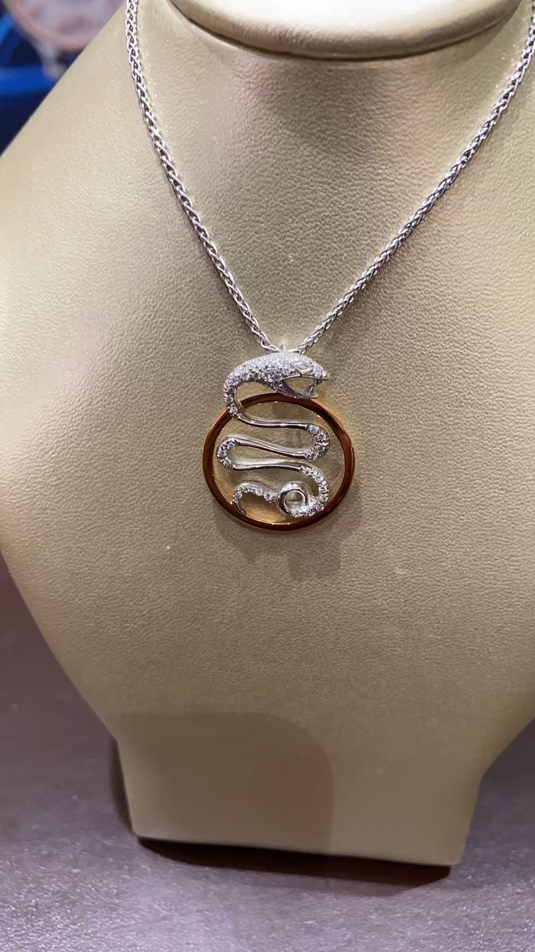 Schlangenhalskette aus 18 Karat Gold